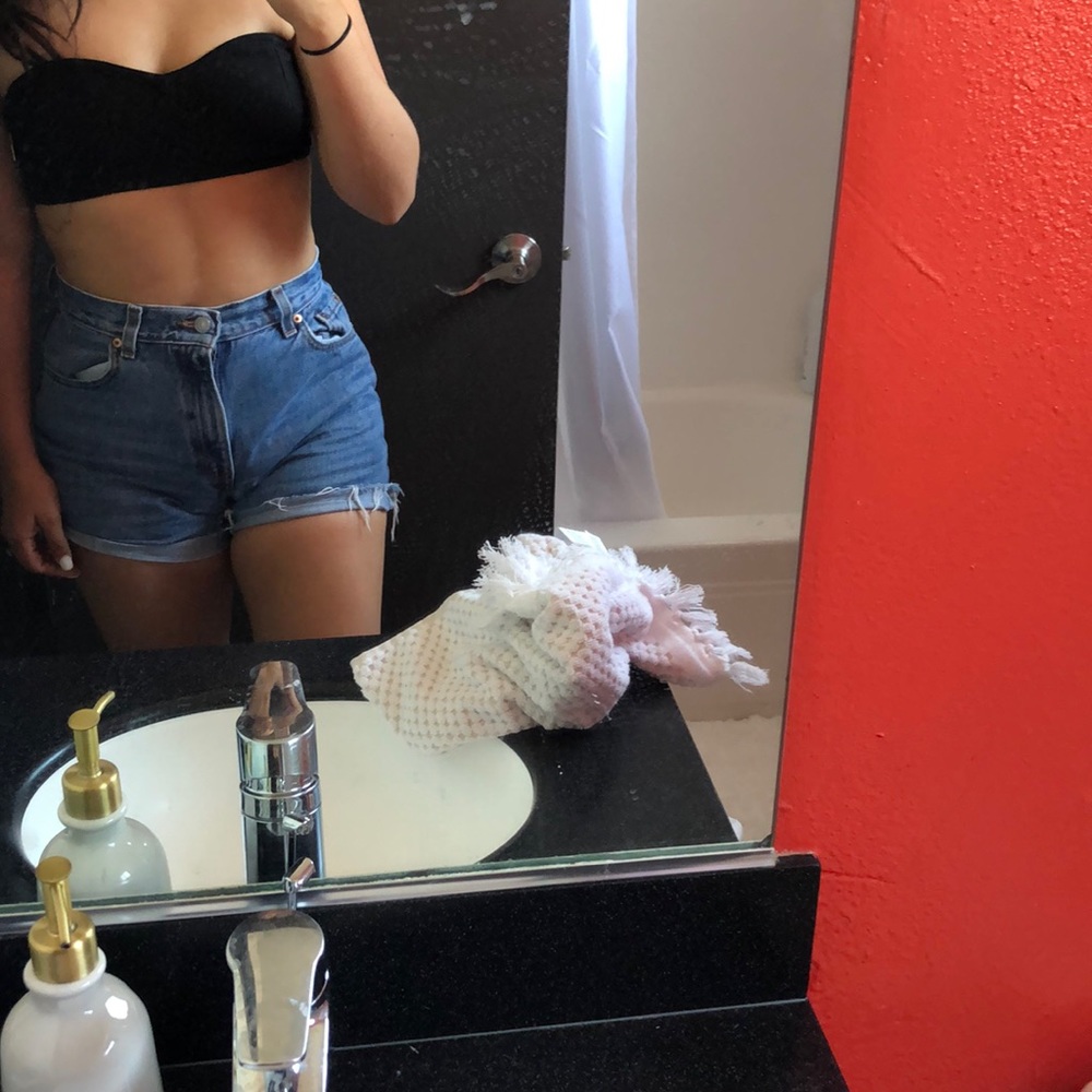 Vintage Levi shorts. Fit size 2-4.